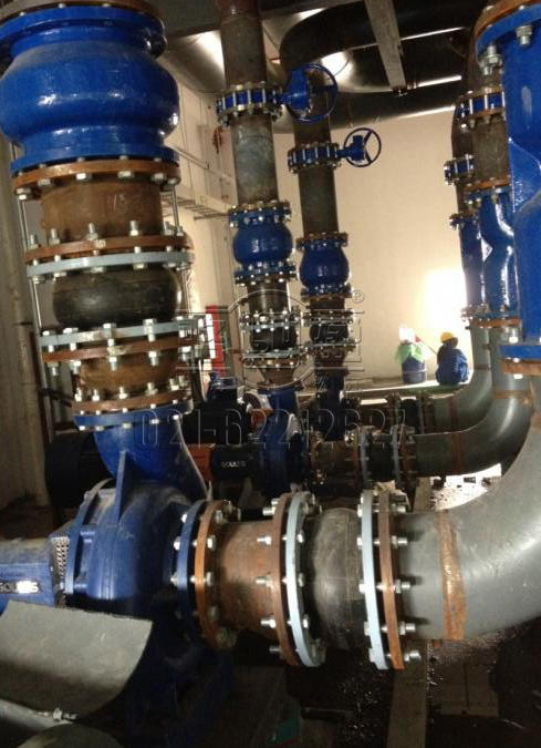 山東省青島市南區(qū)異徑橡膠接頭的實際安裝圖 /></p>消費者在選購可曲撓異徑橡膠接頭過程中，要先對于該行業(yè)有一個比較大概的認識和了解，產(chǎn)品哪家好，產(chǎn)品價格有沒有優(yōu)勢，具體多少錢等。這樣才能避免在選購過程中走彎路。駱盈管道就向大家詳細說明其中的原因。<br />首先，大型的可曲撓異徑橡膠接頭生產(chǎn)廠家信譽有保證，這是因為廠家做的越大，說明早期投資比較大，在這些物質(zhì)基礎(chǔ)上所形成的無形的價值也就是所謂的企業(yè)的信譽也就顯得更為重要。駱盈管道作為專業(yè)的可曲撓異徑橡膠接頭生產(chǎn)廠家，建廠至今已經(jīng)有二十多年的發(fā)展歷史，正是我們始終如一的重視自己品牌和信譽的價值，才能夠使得廠家歷經(jīng)風雨，卻依然能夠?qū)崿F(xiàn)自身的蛻變。從而贏得用戶的信賴和支持。古話說得好“水能載舟也能覆舟”，這句話用在企業(yè)的發(fā)展上也是如此，一個廠家如果能夠獲得廣大新老用戶的一致好評和支持，那么一傳十，十傳百，這種廣而告之的效應(yīng)很快就能夠使得企業(yè)擁有更多的無形財富，這一點是可曲撓異徑橡膠接頭生產(chǎn)廠家實現(xiàn)自身飛速發(fā)展的重要潛質(zhì)。<br />其次，大型的可曲撓異徑橡膠接頭廠家生產(chǎn)的可曲撓異徑橡膠接頭價格非常有優(yōu)勢，這是因為專業(yè)的橡膠軟接頭廠家的發(fā)展始終是和時代的發(fā)展相呼應(yīng)，需要要緊跟時代發(fā)展的步伐，需要要了解當下和未來與自身行業(yè)相關(guān)的下游行業(yè)的發(fā)展趨勢，并作出及時準確的定位，才能夠使得企業(yè)在面對時代改變的過程中占得先機，所以這類廠家非常注重產(chǎn)品和設(shè)備的更新?lián)Q代，努力改變自身從而使得自己的產(chǎn)品更好的滿足用戶的實際需求，更好地滿足這個時代下行業(yè)對我們的要求。駱盈管道始終奉行創(chuàng)新的原則，從早期的氣吹模替代硬膜生產(chǎn)工藝，再到后來通過調(diào)整產(chǎn)品的配方，從而成功研制出特殊性能的山東省青島市南區(qū)可曲撓異徑橡膠接頭，直至現(xiàn)在主動更新了生產(chǎn)設(shè)備采用全新的電腦數(shù)控技術(shù)進行產(chǎn)品的生產(chǎn)，使得產(chǎn)品的各項數(shù)據(jù)誤差有效的控制在了千分級的范圍內(nèi)，這一點在行業(yè)內(nèi)都是有目共睹的，我們以專業(yè)鑄造品質(zhì)，以誠信成就輝煌。相信品牌的力量，駱盈品質(zhì)，您值得擁有。<br />以后，大型的可曲撓異徑橡膠接頭生產(chǎn)廠家會非常重視產(chǎn)品的生產(chǎn)效率，我們都知道當個別生產(chǎn)效率高于社會生產(chǎn)效率的情況下，產(chǎn)品自身的利潤空間就會加大，駱盈可曲撓異徑橡膠接頭價格才能夠更大程度的讓利于用戶，讓用戶獲得更大程度的實惠。駱盈管道作為可曲撓異徑橡膠接頭老廠家二十多年的發(fā)展經(jīng)驗告訴我們，賺取合理利潤，交長期朋友。這是因為銷售的本質(zhì)而不是在于銷售，更重要的是銷售的產(chǎn)品能夠為切切實實為用戶帶去福利，帶去方便，這也是我們一直所追求的。我公司專業(yè)生產(chǎn)各類橡膠軟接頭產(chǎn)品質(zhì)量經(jīng)得起實踐的檢驗，我公司長期進行出口貿(mào)易，并且與世界上的三十多個和地區(qū)都進行著貿(mào)易往來，并且在長期的合作與交往中建立了良好的友誼，產(chǎn)品質(zhì)量值得您的信賴?？偠灾?，用戶在購買山東省青島市南區(qū)可曲撓異徑橡膠接頭過程中對于產(chǎn)品哪家好，產(chǎn)品具體售價多少錢能夠有個清楚的認識是非常重要的，歡迎大家來電選購。<p style=